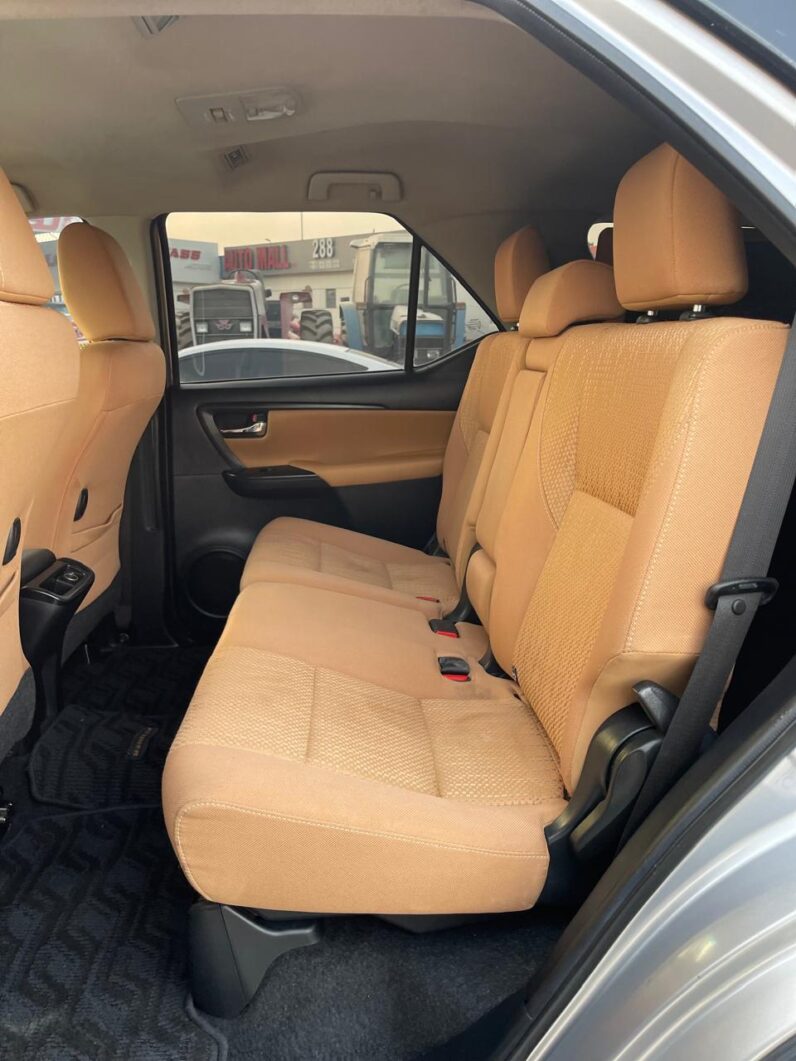 TOYOTA FORTUNER 2017 SILVER 2.7L V4 GCC SPECS