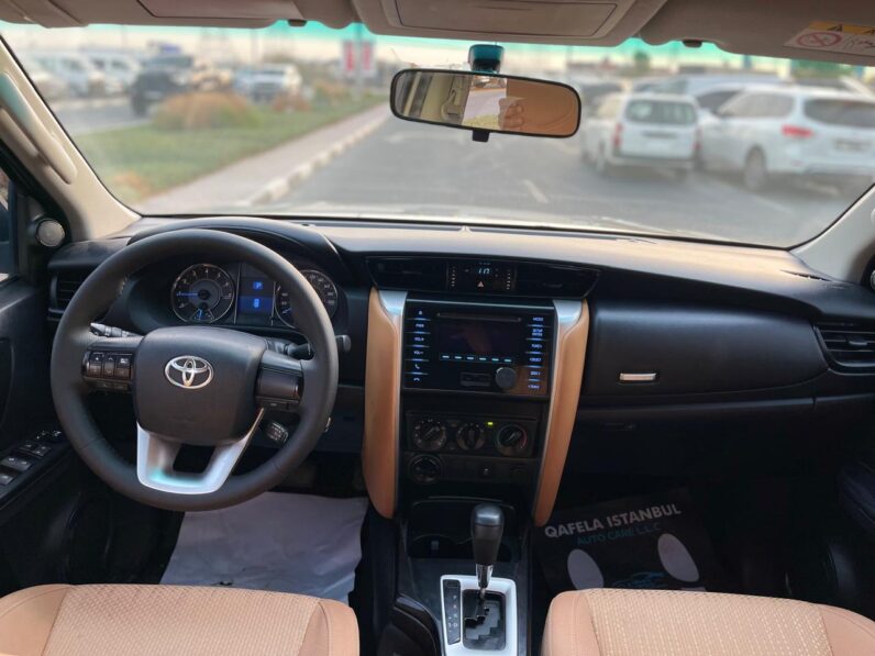 TOYOTA FORTUNER 2017 SILVER 2.7L V4 GCC SPECS