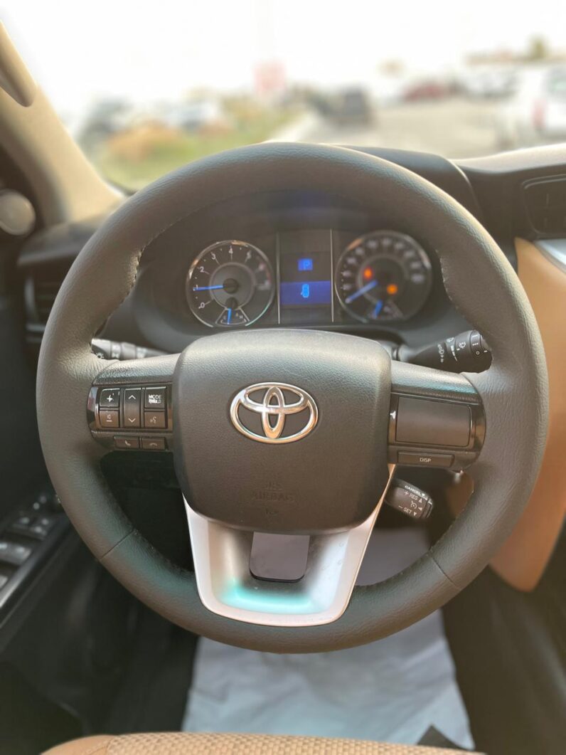 TOYOTA FORTUNER 2017 SILVER 2.7L V4 GCC SPECS